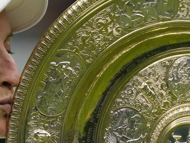 Petenis tunggal putri Republik Ceska, Marketa Vondrousova tampil sebagai juara turnamen Grand Slam Wimbledon 2023 setelah menaklukkan wakil Tunisia peringkat 6 dunia, Ons Jabeur dua set langsung 6-4, 6-4 dalam laga final yang digelar di Center Court All England Lawn and Tennis Club, London, Sabtu (16/7/2023) malam WIB. Dengan hasil ini, Marketa Vondrousova menjadi petenis non-unggulan pertama yang mampu menjuarai Wimbledon sepanjang sejarah. Sementara bagi Ons Jabuer, hasil ini menjadi kekalahan beruntun di laga final Wimbledon mengulangi pencapaiannya tahun 2022. (AP Photo/Alastair Grant)