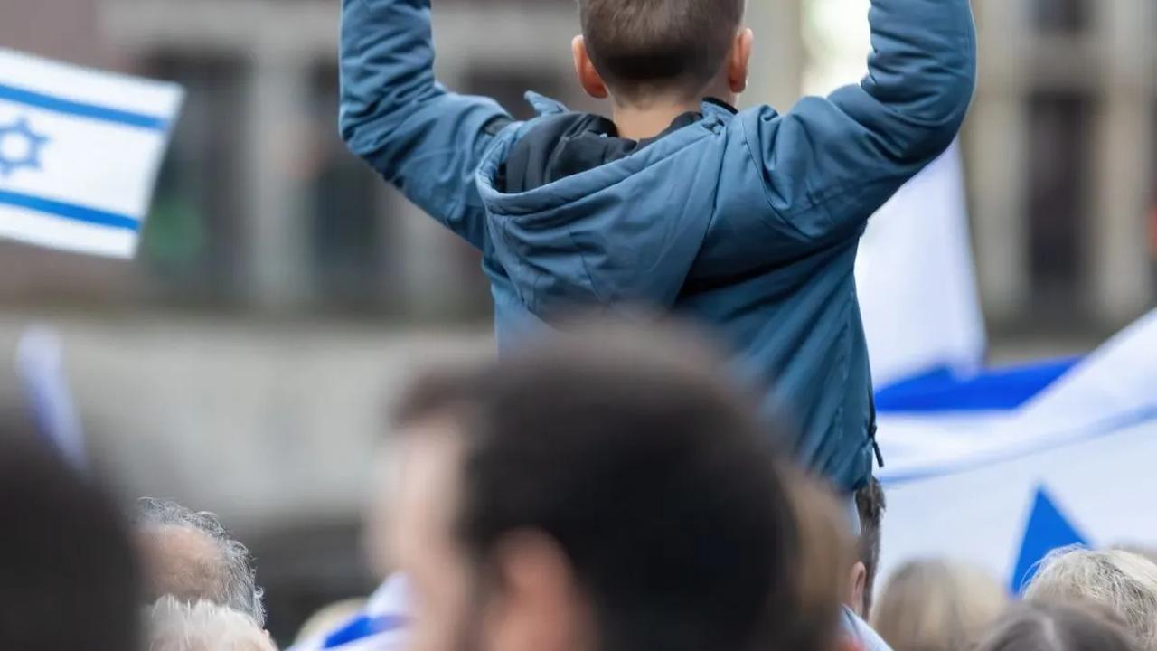 "Lebih dari separuh responden survei, 54 persen mengatakan mereka khawatir perombakan peradilan akan merugikan keamanan Israel, dan 56 persen khawatir akan perang saudara," demikian laporan survei Channel 13.