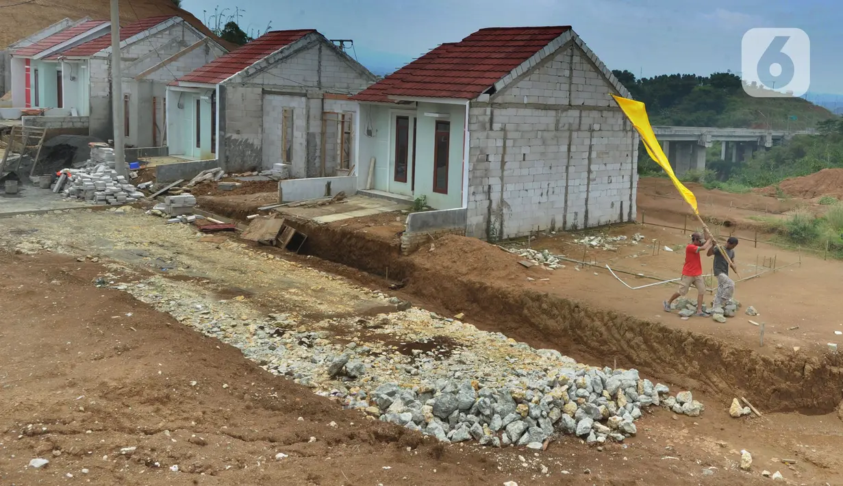 Pekerja memasang umubul-umbul pada pembangunan perumahan bersubsidi di Bukit Rancayamaya Residences, Bogor, Minggu (14/02/2021). PT BTN Tbk mengalami lonjakan penyaluran KPR subsidi pada kuartal III dan kuartal IV tahun 2020 setelah sempat mengalami penurunan di kuartal kedua. (merdeka.com/Arie Basu