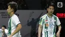 Pebulu tangkis ganda putra Indonesia, Marcus Fernaldi Gideon/Kevin Sanjaya Sukamulio saat bertanding melawan Supak Jomkoh/Kittinupong Kedren (Thailand) pada babak 16 besar Indonesia Masters 2022 di Istora Senayan, Jakarta, Kamis (9/6/2022). Kevin/Marcus unggul 21-14, 8-21, 21-18. (Liputan6.com/Helmi Fithriansyah)