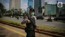 Anggota kepolisian berpatroli keamanan di kawasan Bundaran HI, Jakarta, Rabu (8/4/2020). Tujuannya untuk mengingatkan warga agar mematuhi PSBB dengan tidak keluar rumah tanpa urusan mendesak dan menghindari kerumunan. (Liputan6.com/Faizal Fanani)