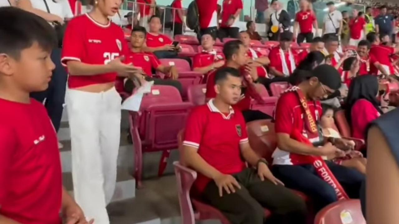 Dititip Nia Ramadhani, Potret Magika Ditemani Azizah Salsha Saksikan Laga Timnas Indonesia Vs China di GBK