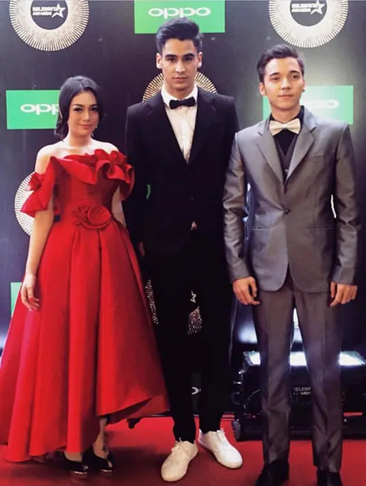 Saat itu, Celine mengenakan dress yang tertutup dengan cardian panjang hingga sampai dilutut. Beberapa netizen yang melihat acara itu memperhatikan saat duduk dan saat nyanyi. (Instagram/steeffan_william)