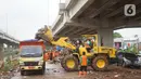 Petugas menggunakan alat berat untuk mengangkut sampah sisa banjir yang menumpuk di kawasan Cipinang Melayu, Jakarta, Senin (6/1/2020). Banjir yang menggenangi Jakarta dan sekitarnya sejak 1 Januari 2020 lalu menyisakan tumpukan sampah di sejumlah titik. (Liputan6.com/Immanuel Antonius)