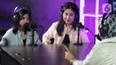 Duet Mayang dan Chika saat tampil dalam acara Podcast di studio Liputan6.com, Jakarta, Rabu (19/1/2022). Dalam acara bincang ringan tersebut, adik dari mendiang Vannesa Angel tersebut banyak bercerita seputar kehidupan dan karier. (Liputan6.com/Helmi Fithriansyah)