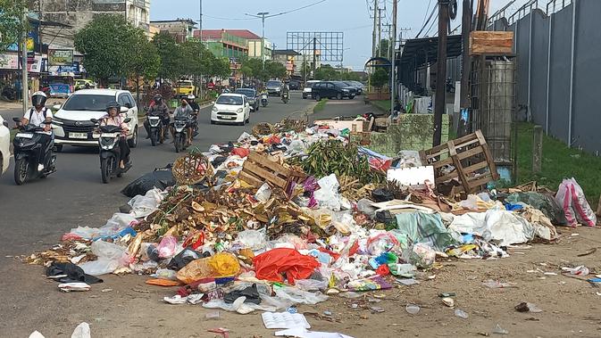 Jambi Darurat Sampah: Petugas Kebersihan Mogok, Jalanan Kota Penuh Tumpukan