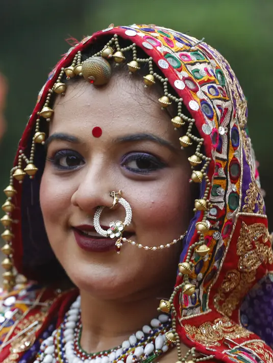 Wanita mengenakan pakaian tradisional saat menunggu untuk berlatih tarian tradisional negara bagian Gujarat, Garba, jelang Festival Navratri di Ahmadabad, India, Jumat (1/10/2021). Festival Navratri yang berlangsung sembilan malam pada musim gugur akan dimulai dari 7 Oktober. (AP Photo/Ajit Solanki)