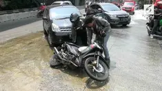 Sejumlah warga dan pengendara sepeda motor jatuh terpleset hingga terjatuh di Jalan Yos Sudarso, Kelapa Gading, Jakarta Utara. 