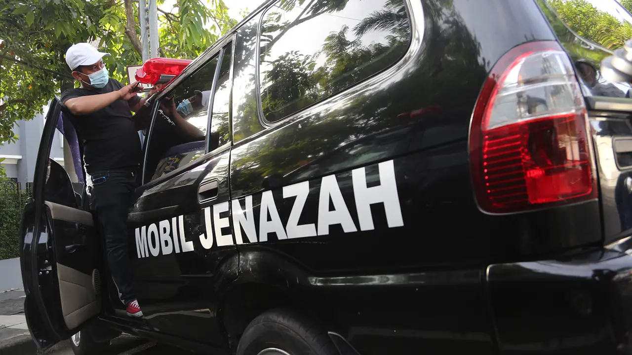 Puluhan mobil dinas Pemkot Surabaya disulap jadi mobil jenazah. (Dian Kurniawan/Liputan6.com)