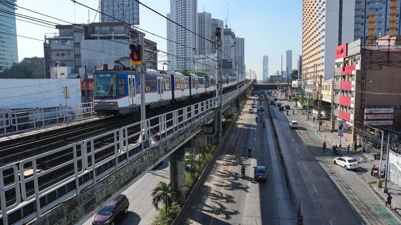 FOTO: Penumpang MRT Membludak Dampak Krisis BBM di Filipina
