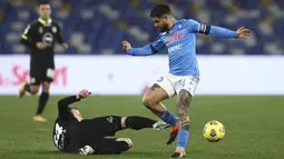 Gelandang Spezia, Nahuel Estevez berusaha merebut bola dari penyerang Napoli, Lorenzo Insigne pada pertandingan perempat final Coppa Italia di stadion Maradona di Naples, Italia, Jumat (29/1/2021). Kemenangan ini mengantarkan Napoli ke semifinal Coppa Italia. (Alessandro Garofalo/LaPresse via AP)