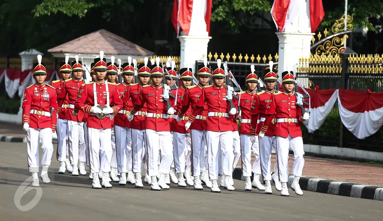 Anggota Paspampres jalan berbaris saat melakukan prosesi pergantian jaga Istana Kepresiden di depan Istana Merdeka, Minggu (28/8). Ini merupakan pelaksanaan seremoni pergantian pasukan jaga istana yang kedua kalinya (Liputan6.com/Faizal Fanani)