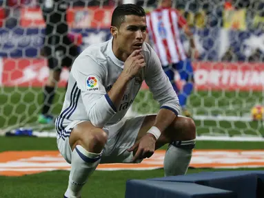 Cristiano Ronaldo menatap kamera usai mencetak gol kegawang Atletico Madrid pada Liga La Liga Spanyol di Vicente Calderon Stadium, Madrid, Spanyol, (19/11). Cetak tiga gol ke gawang Atletico, Ronaldo jadi raja derby Madrid. (Reuters/Sergio Perez)