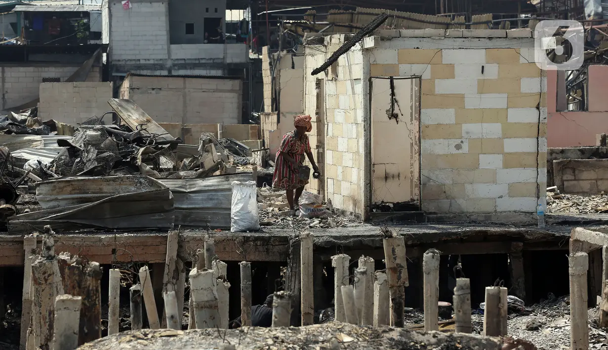 Rumah-rumah terdampak kebakaran tampak hangus. Terlihat puing-puing bangunan imbas kebakaran berserakan di lokasi. (Liputan6.com/Johan Tallo)