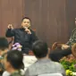 Gubernur Lampung M. Ridho Ficardo (tengah) didampingi Ketua BPD HIPMI Lampung Muhammad Kadafi (kanan), saat berdialog dengan pengusaha muda 