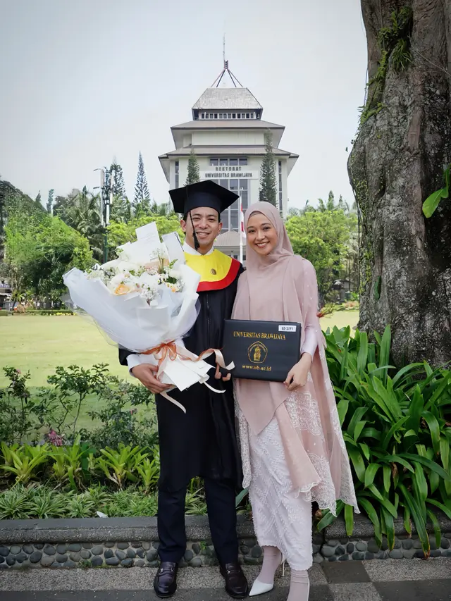 Poppy Bunga dampingi suami wisuda S3 (instagram.com/poppybungariphat)