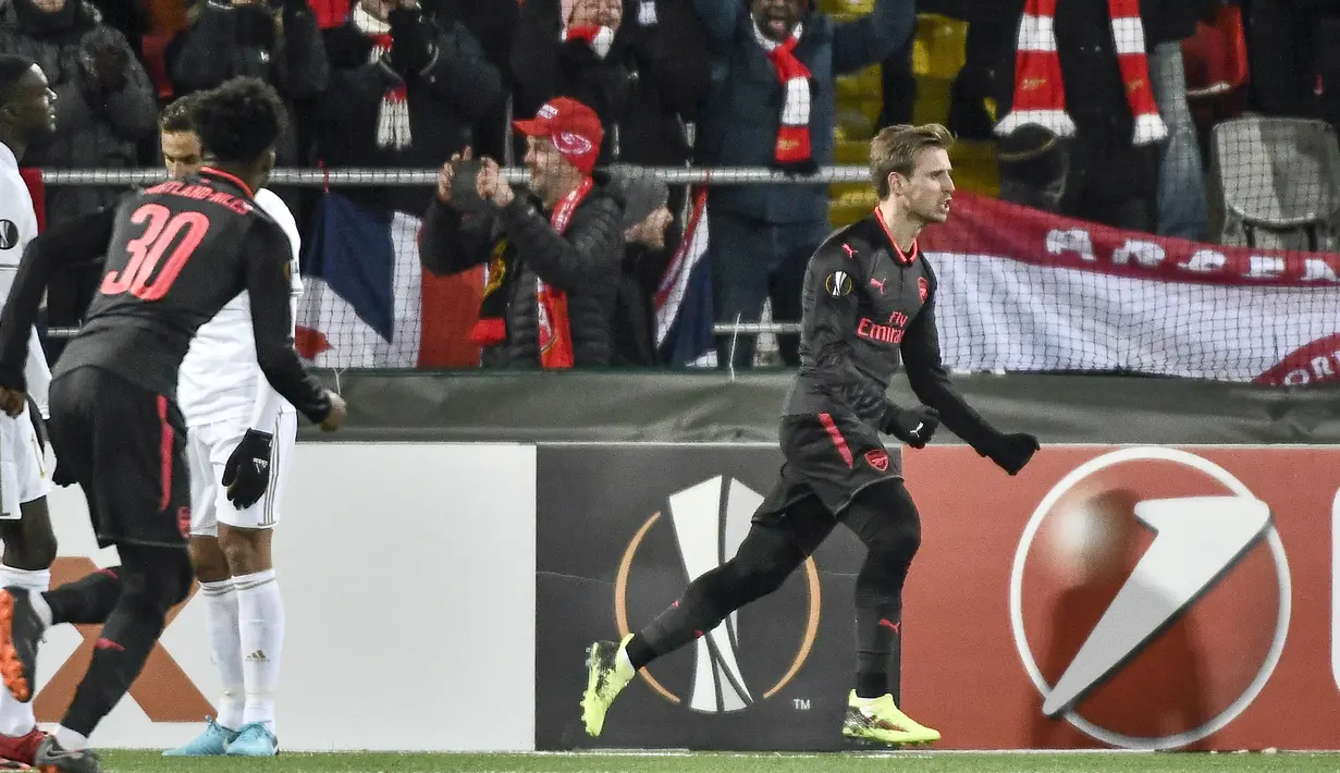 Pemain Arsenal, Nacho Monreal (kanan) merayakan golnya ke gawang Ostersunds FK pada babak 32 besar Liga Europa di Jamtkraft Arena, Ostersund, Swedia (15/2/2018). Arsenal menang 3-0. (Robert Henriksson/TT News Agency via AP)