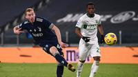 Striker Juventus, Dejan Kulusevski (kiri) melepaskan tendangan yang menghasilkan gol pertama timnya ke gawang Sassuolo dalam laga lanjutan Liga Italia Serie A 2020/21 pekan ke-17 di Juventus Stadium, Minggu (10/1/2021). Juventus menang 3-1 atas Sassuolo. (AFP/Marco Bertorello)