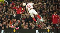Bruno Fernandes dari Manchester United, kiri, menantang pemain Sevilla Lucas Ocampos selama pertandingan sepak bola perempat final leg pertama Liga Europa antara Manchester United dan Sevilla di stadion Old Trafford di Manchester, Kamis, 13 April 2023. (AP Photo/Dave Thompson)
