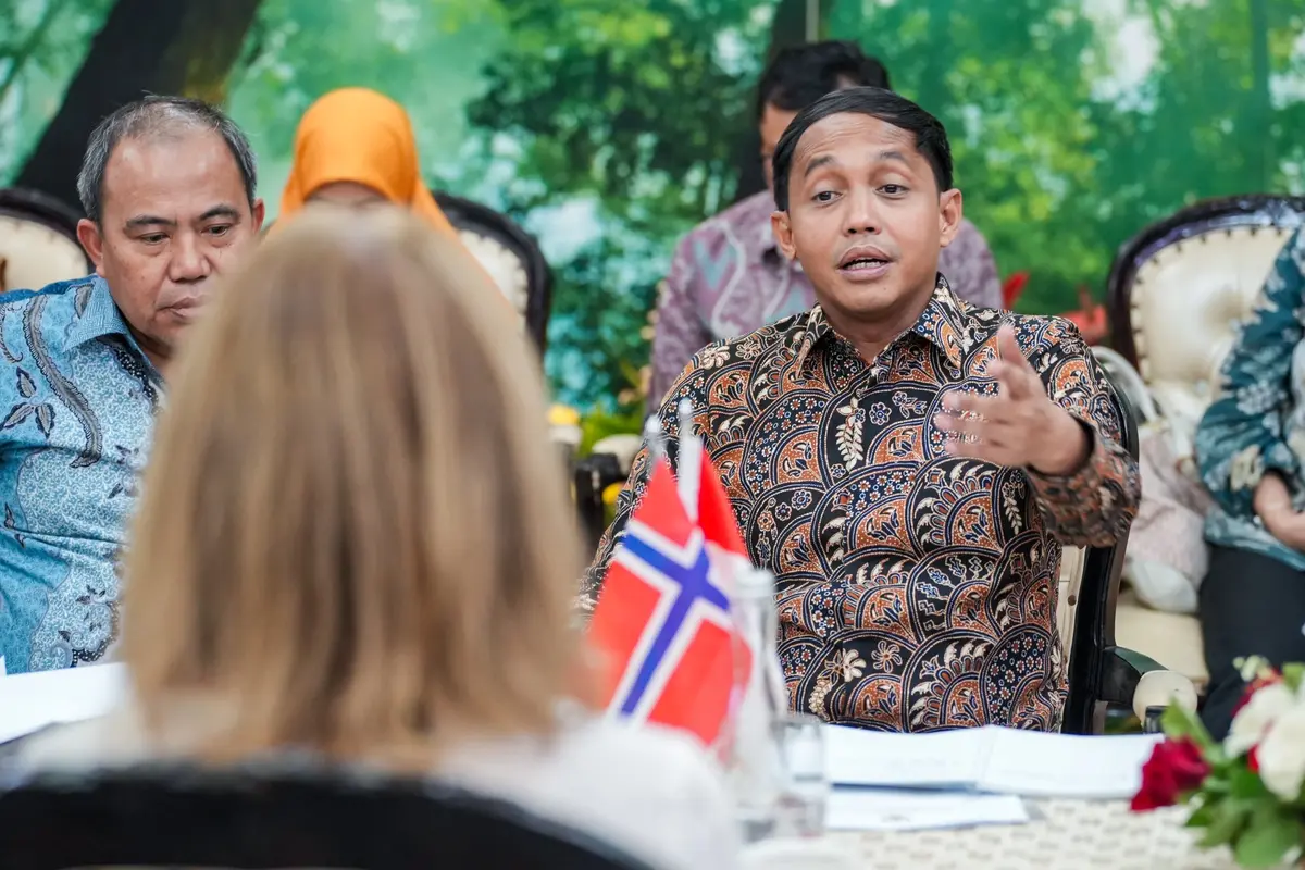 Menteri Kehutanan (Menhut) Raja Juli Antoni melakukan pertemuan bilateral dengan Duta besar Norwegia untuk Indonesia, Rut Kruger Giverin.