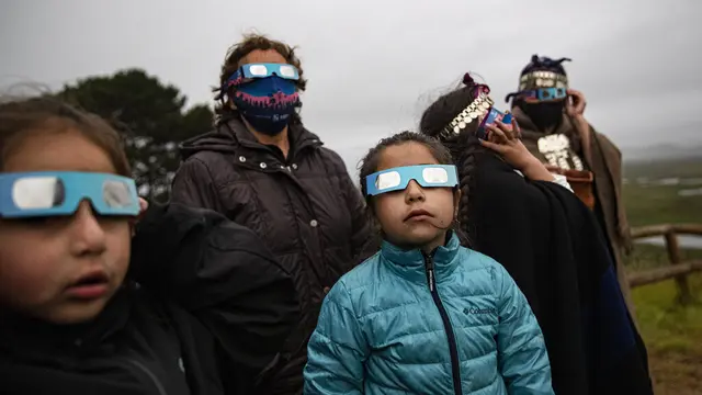FOTO: Masyarakat Adat Mapuche Saksikan Gerhana Matahari Total di ChileFOTO: Masyarakat Adat Mapuche Saksikan Gerhana Matahari Total di Chile