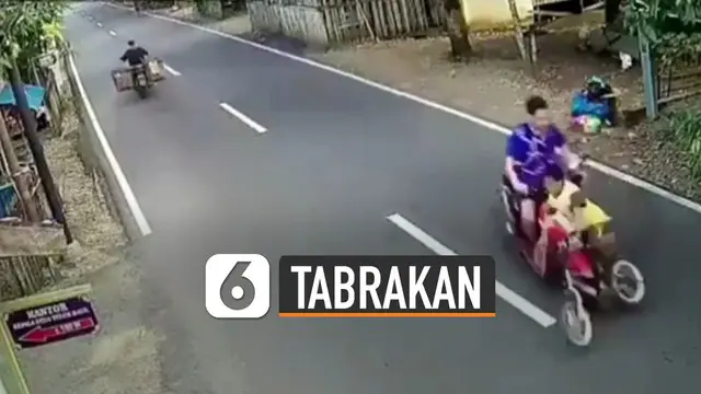 Kejadian mengerikan terjadi ketika bocah bersepeda kurang berhati-hati saat menyebrang jalan dan tertabrak pengendara motor yang sedang melintas.