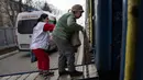 Pekerja Medecins Sans Frontieres (MSF) atau Doctors Without Border membantu seorang wanita masuk ke dalam kereta medis MSF saat mengevakuasi pasien dari dekat garis depan pertempuran ke daerah yang lebih aman di stasiun kereta di Pokrovsk, Ukraina, 7 Maret 2023. MSF merupakan kereta medis khusus yang dapat membawa pasien dari bagian timur Ukraina ke rumah sakit di bagian barat. (AP Photo/Evgeniy Maloletka)