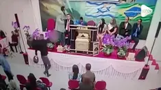 Insiden penembakan terjadi di sebuah gereja di Brasil. Akibatnya seorang pendeta yang tengah berkhotbah terkena luka tembakan sebanyak 2 kali.