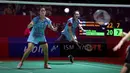 <p>Ganda putri Indonesia, Lanny Tria Mayasari/Ribka Sugiarto mengembalikan bola ke arah lawannya, pasangan Jerman, Linda Efler/Isabel Lohau pada laga babak 32 besar Daihatsu Indonesia Masters 2024 di Istora Senayan, Jakarta, Selasa (23/1/2024). Lanny Tria Mayasari/Ribka Sugiarto menang dua game langsung 22-20, 21-17. (Bola.com/Bagaskara Lazuardi)</p>