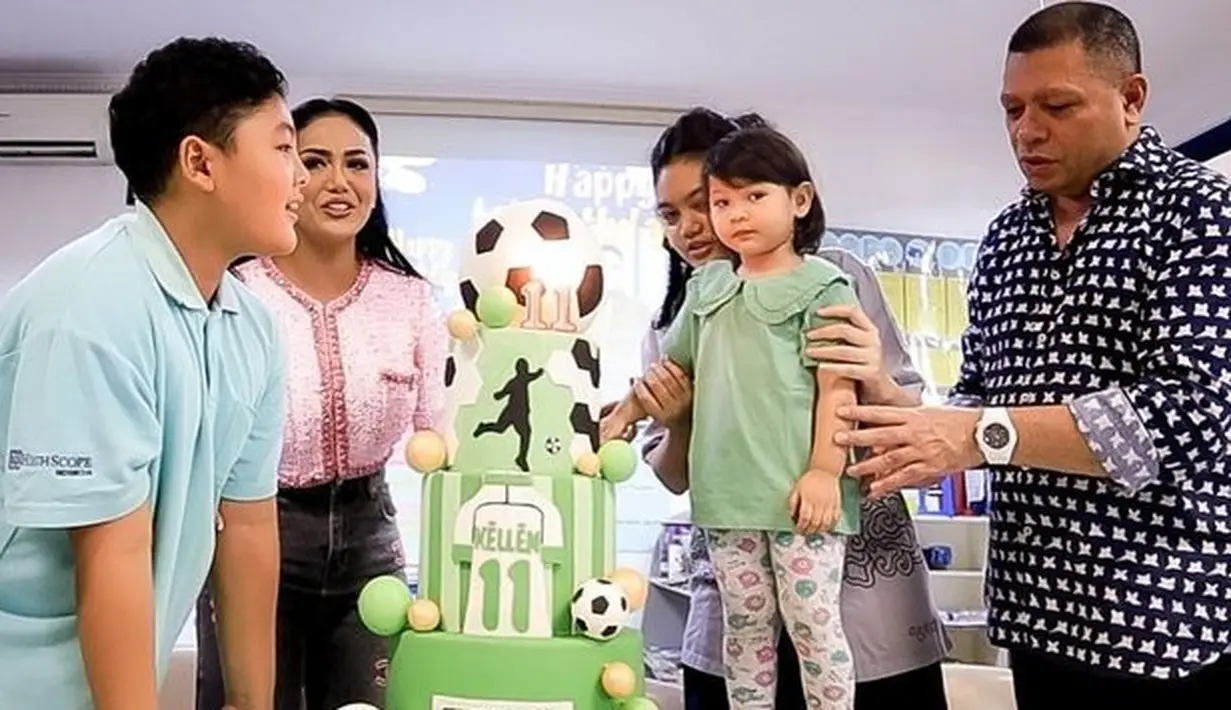 <p>Kris Dayanti juga terlihat merayakan ulang tahun Kellen di sekolah. Lihat saja betapa hangatnya keluarga kecil Kris Dayanti ini. [Foto: instagram.com/krisdayantilemos]</p>