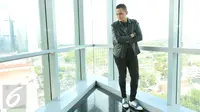 Presenter olahraga yang terkenal dengan kata "Jebreet", Valentino Simanjuntak saat menjadi bintang tamu dalam acara Dear Haters di Liputan6.com di Gedung SCTV Tower, Jakarta, Rabu (15/3). (Liputan6.com/Fatkhur Rozaq)