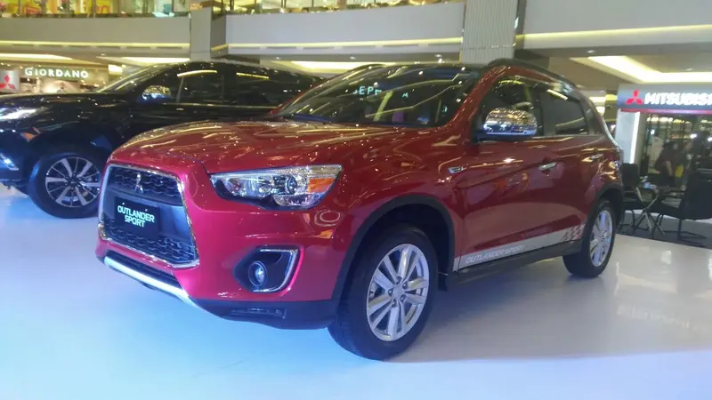 PT Mitsubishi Motors Krama Yudha Sales Indonesia menghadirkan varian tertinggi Outlander, yaitu Outlander Sport Action. (Arief)