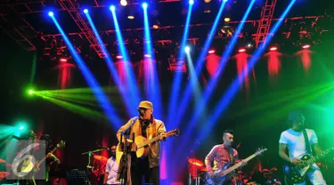 Penyanyi Iwan Fals saat membawakan lagu dalam konser bertajuk "Untukmu Indonesia" di Istora Senayan, Jakarta, (21/11). Iwan Fals membuka konser dengan lagu Pesawat Tempurku. (Liputan6.com/Faisal R Syam)