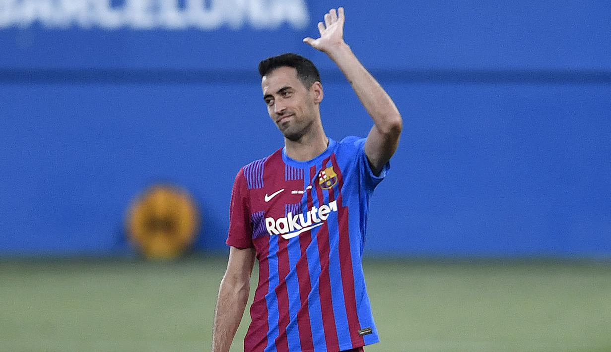 Sergio Busquets. Gelandang bertahan 33 tahun ini merupakan lulusan La Masia dan telah memperkuat Barcelona sejak 2008/2009. Ia menjadi pilihan utama saat Lionel Messi dan Andres Iniesta absen, seperti saat pertama kali menjadi kapten pada 3 Oktober 2015 kontra Sevilla. (Foto: AFP/Pau Barrena)