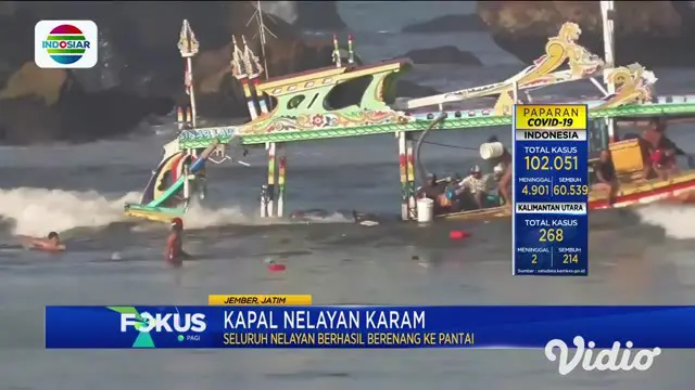 Kapal besar dengan puluhan awak ini awalnya kandas akibat dihantam cuaca buruk, saar hendak berlabuh usai mencari ikan di tengah laut. Para nelayan langsung menyelamatkan diri dengan cara melompat dari atas kapal. Sembari sebisa mungkin menyelamatkan...