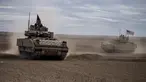 Tentara Amerika mengendarai kendaraan tempur Bradley selama latihan bersama dengan Pasukan Demokrat Suriah di pedesaan Deir Ezzor di timur laut Suriah, Rabu (8/12/2021). Puluhan tentara Amerika dan Pasukan Demokrat Suriah berpartisipasi dalam latihan bersama satu hari. (AP Photo/Baderkhan Ahmad)