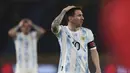 Penyerang timnas Argentina, Lionel Messi memberikan gesture pada laga lanjutan Kualifikasi Piala Dunia 2022 Zona Amerika Selatan melawan Kolombia di Stadion Metropolitano, Rabu (9/6/2021) pagi WIB. Argentina harus puas bermain imbang 2-2 dengan Kolombia. (AP Photo/Fernando Vergara)
