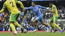 Gelandang Manchester City, Jack Grealish membawa bola dari kawalan pemain Norwich City, Pierre Lees-Melou pada pertandingan pekan kedua Liga Inggris di stadion Etihad di Manchester, Inggris, Sabtu (21/8/2021). Man City menang telak atas Norwich City 5-0. (AP Photo/Rui Vieira)