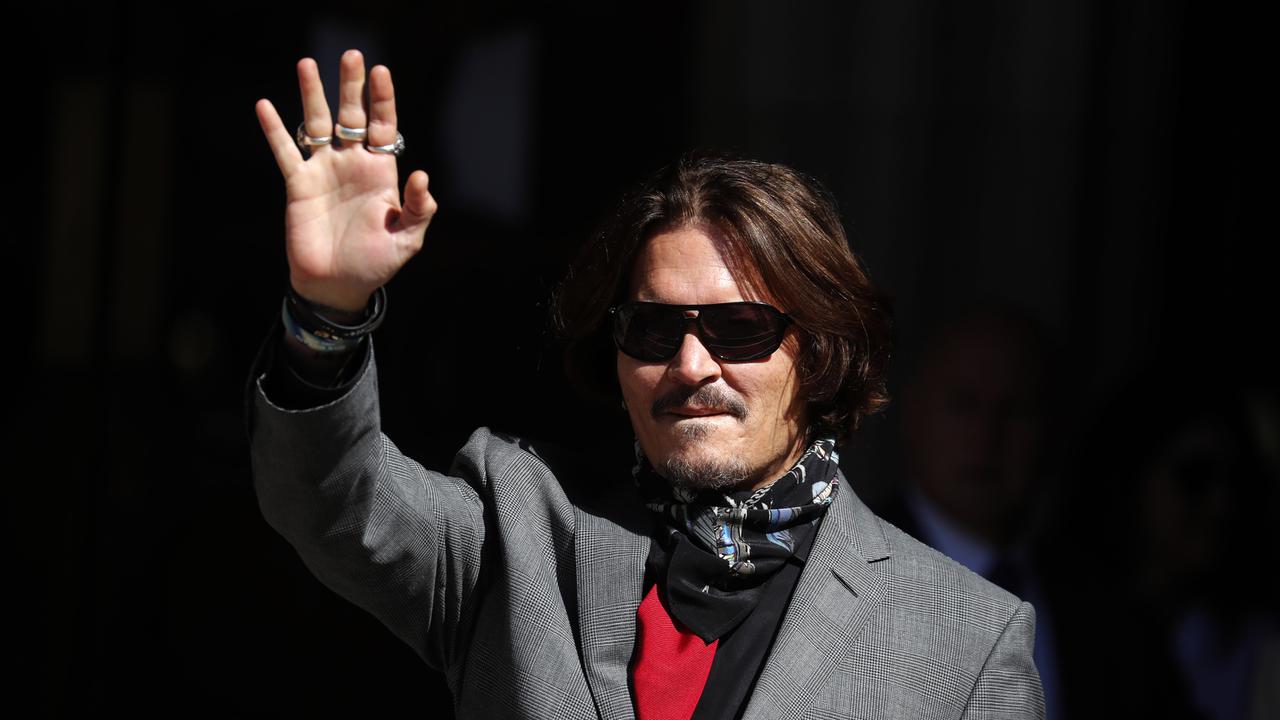 FOTO: Gaya Johnny Depp Saat Hadiri Sidang Pencemaran Nama Baik
