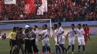 Pemain PSIS Semarang melakukan protes ke wasit. (Bola.com/Vincensius Sawarno)