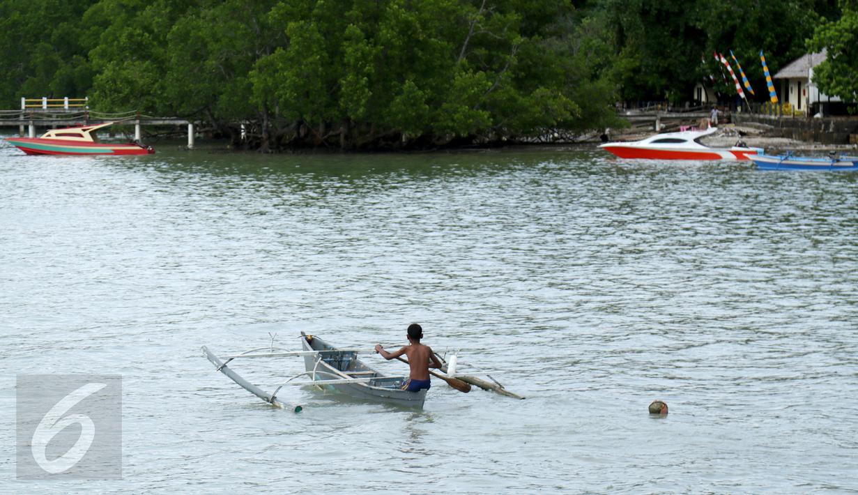 Seorang anak mendayung sampan di Pulau Bunaken, Manado, Sabtu (17/12). Taman Nasional Laut yang terletak di Provinsi Sulawesi Utara ini memiliki keindahan alam dan biota laut. (Liputan6.com/Fery Pradolo)