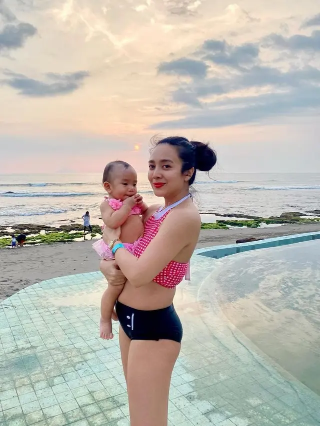 Dea Ananda sering kali liburan ke pantai, berikut potret bareng buah hati