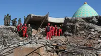 Tim SAR mencari korban yang tertimbun reruntuhan bangunan Masjid Jamiul Jamaah di Bangsal, Lombok Utara, Rabu (8/8). Berdasarkan kesaksian warga, diduga puluhan korban yang sedang melaksanakan pengajian tertimbun bangunan masjid. (AP/Tatan Syuflana)