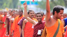 Sejumlah mahasiswa berunjuk rasa di Kolombo, Sri Lanka, Rabu (17/5). Mereka menolak universitas medis swasta yang dianggap membahayakan tradisi pendidikan yang didanai pemerintah. (AP/Eranga Jayawardena)