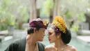 Foto tersebut memperlihatkan keduanya tampil serasi mengenakan busana adat Bali yang mencerminkan tempat kelahiran Mahalini.   [@mahaliniraharja]