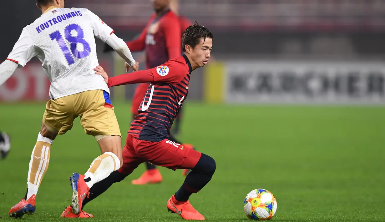 Striker Kashima Antlers, Hiroki Abe berusaha melewati bek Newcastle Jets Australia John Koutroumbis selama pertandingan playoff Liga Champions AFC di Kashima, prefektur Ibraki pada 19 Februari 2019. (AFP Photo/Toshifumi Kitamura)