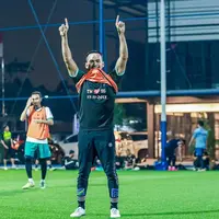 Teku Wisnu Selebrasi ke Shireen Sungkar saat Main Bola [instagram/teukuwisnu]