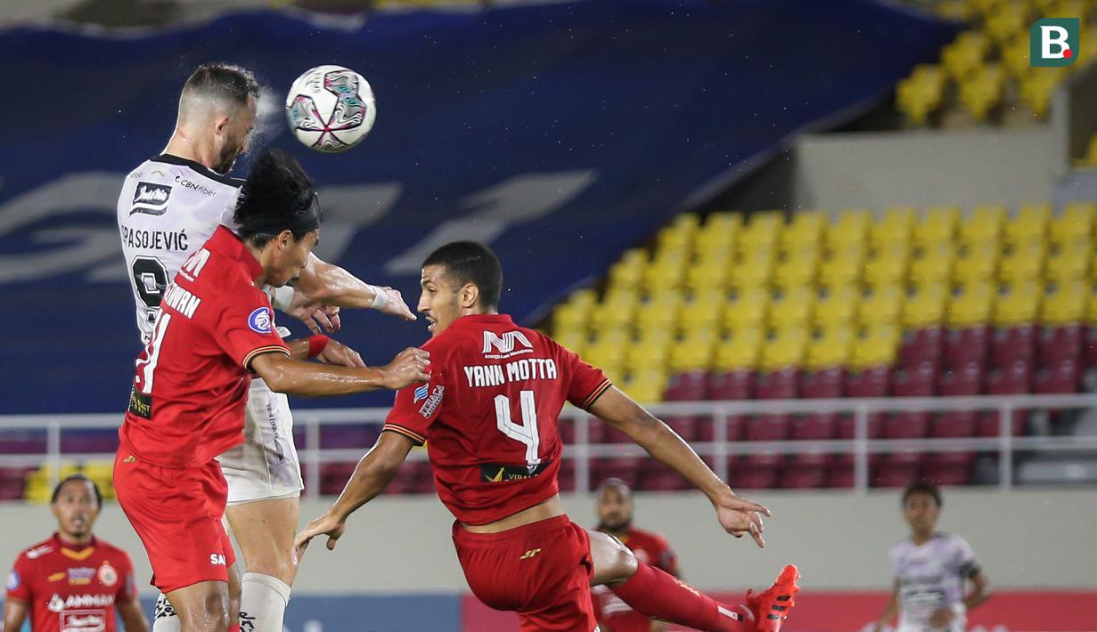 Gol yang dinantikan akhirnya tercipta di menit ke-26 dan membuat Bali United unggul. Ilija Spasojevic berhasil memanfaatkan umpan lambung dan menyundul dengan keras ke gawang Persija Jakarta. (Bola.com/Bagaskara Lazuardi)