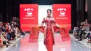 Warna-warna yang dipilih, seperti merah, kuning, hijau, biru, putih gading, dan oranye, sangat dekat dengan adat Batak. Merdi sukses menyihir penikmat fashion yang hadir dengan keindahan koleksi ini. [Dok/Merdi Sihombing].
