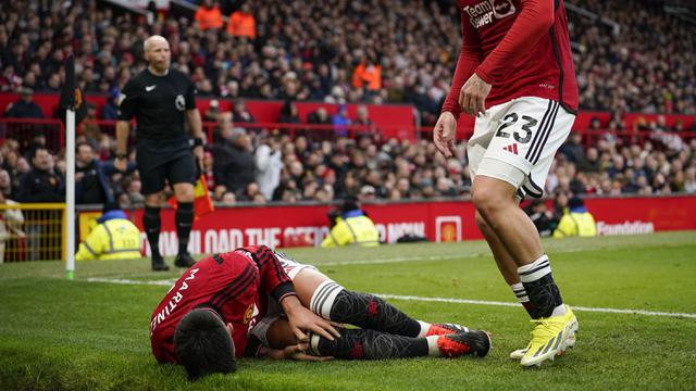 Foto: Berakhir Absen 8 Pekan Akibat Cedera, Begini Momen Kesakitan Lisandro Martinez saat Laga MU Vs West Ham di Liga Inggris